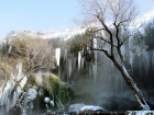آبشار آسیاب خرابه در یخبندان
